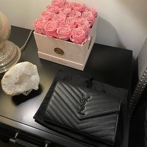 CASSANDRE ENVELOPE CHAIN WALLET IN GRAIN DE POUDRE LEATHER